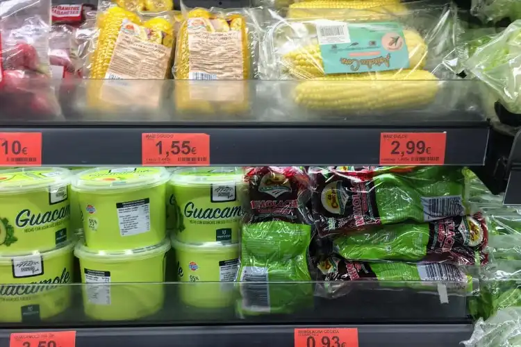 É possível encontrar alguns produtos brasileiros ao fazer compras nos supermercados da Espanha.