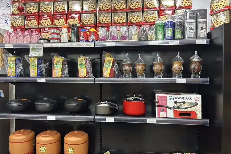 Produtos para casa a venda no supermercado brasileiro em Lsiboa