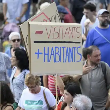 Protestos contra o turismo na Europa tomam conta das ruas.