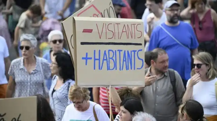 Protestos contra o turismo na Europa tomam conta das ruas.