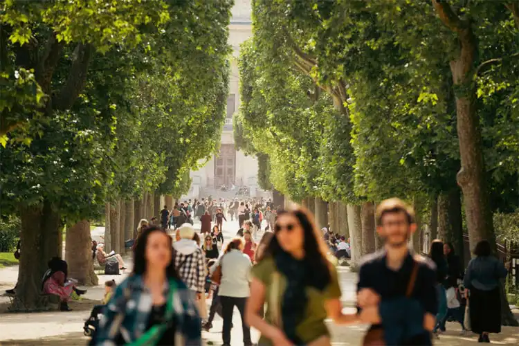 Jovens caminhando por parque em Paris, França.