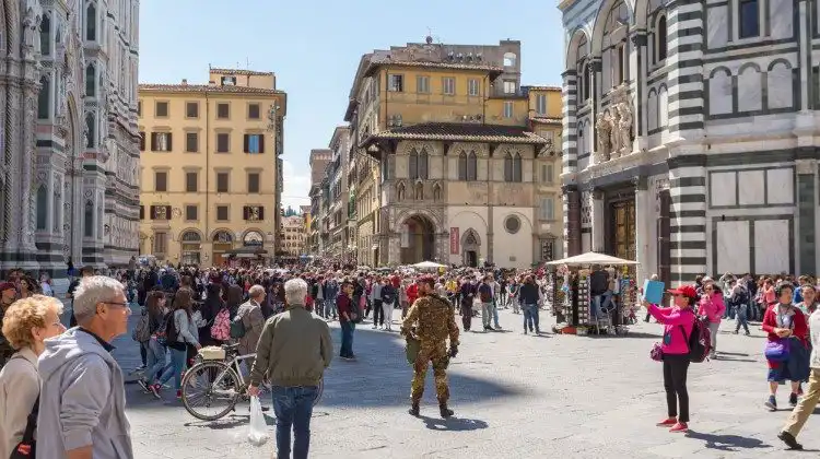 Pessoas caminham em cidade italiana