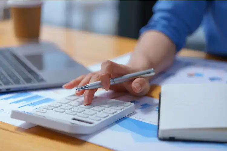 Jovem calculando gastos com reconhecimento de cidadania