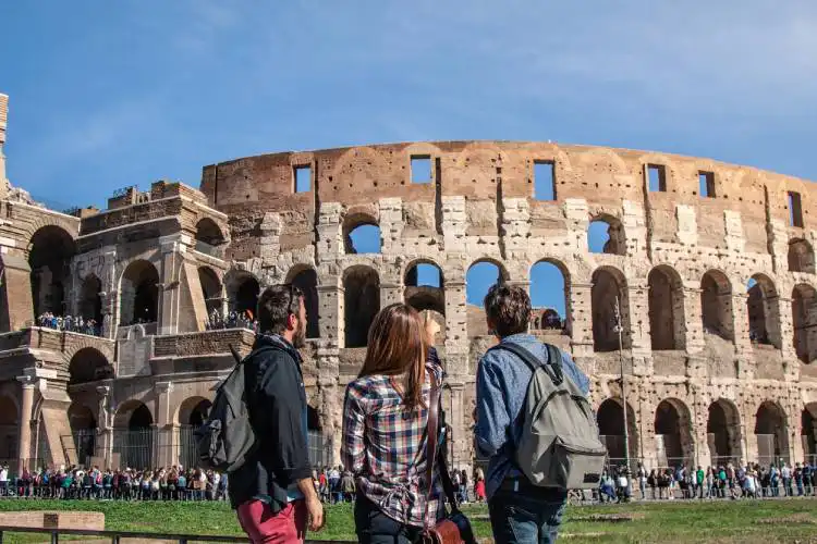 Estudantes aproveitando as maravilhas da cidade de Roma
