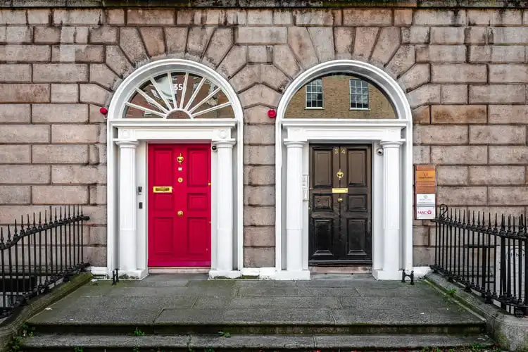 Portas de apartamentos em Dublin, um dos principais gastos do custo de vida em Dublin