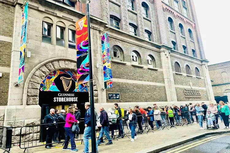 Turistas em frente a Guinness Storehouse, em Dublin na Irlanda