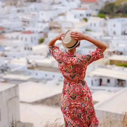 Mulher na Grécia com seguro viagem