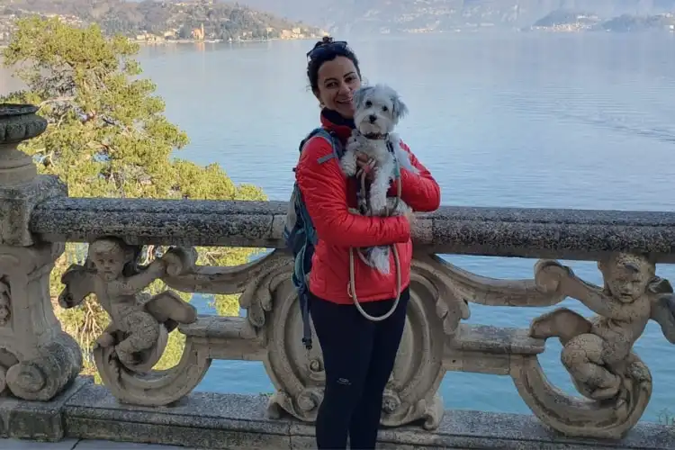Mulher segurando cachorro nos braços compartilha gastos de ter um pet na França