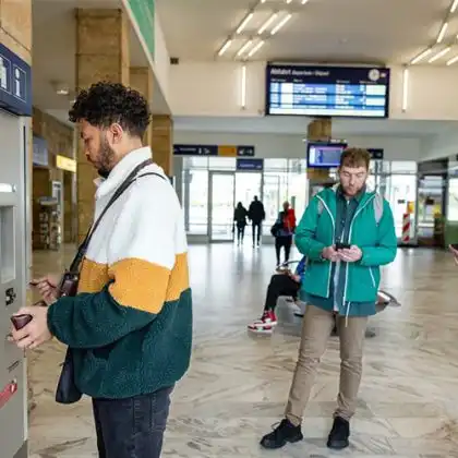 Homem comprando bilhete de trem