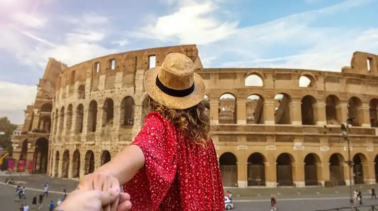 Viajante de frente para o Coliseu
