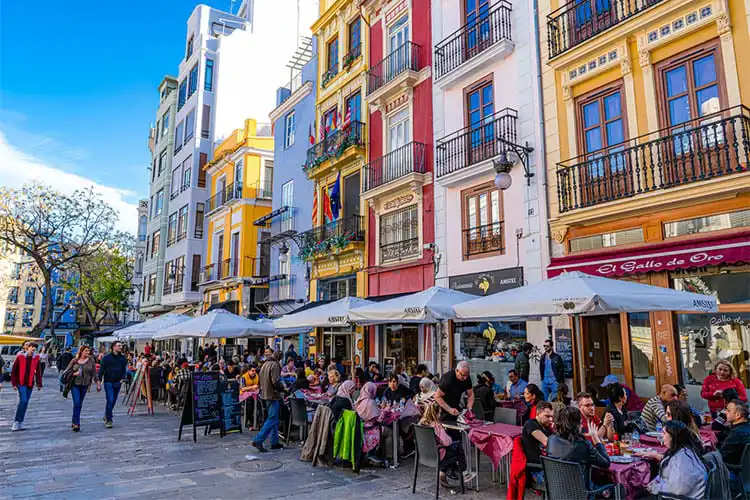 Pessoas sentadas em restaurantes na Espanha. 