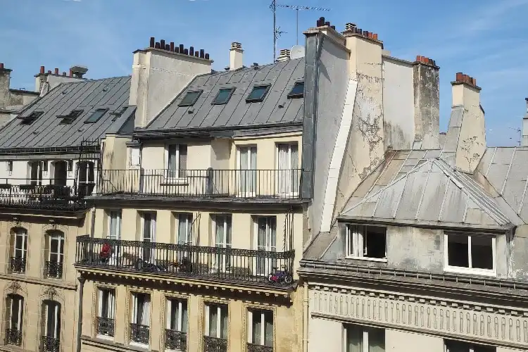 Tipo de quarto normalmente alugado para estudantes em Paris.