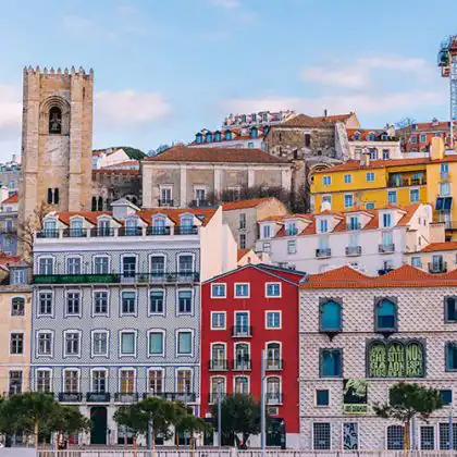 Edifícios coloridos no centro de Lisboa onde há quartos para alugar