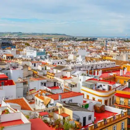 Vista panorâmica de Sevilha com prédios e quartos para alugar