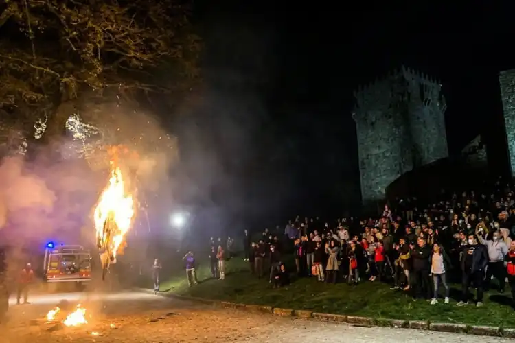População de Montalegre queima boneco de Judas em celebração da Páscoa