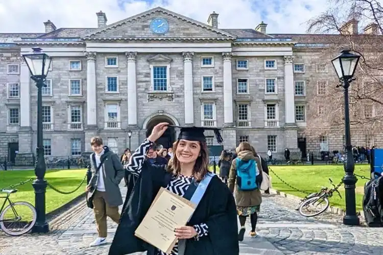 Estudante Raphaela Curty em frente a Trinity College no dia da sua formatura.