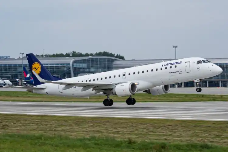 Avião da Lufthansa na pista de decolagem