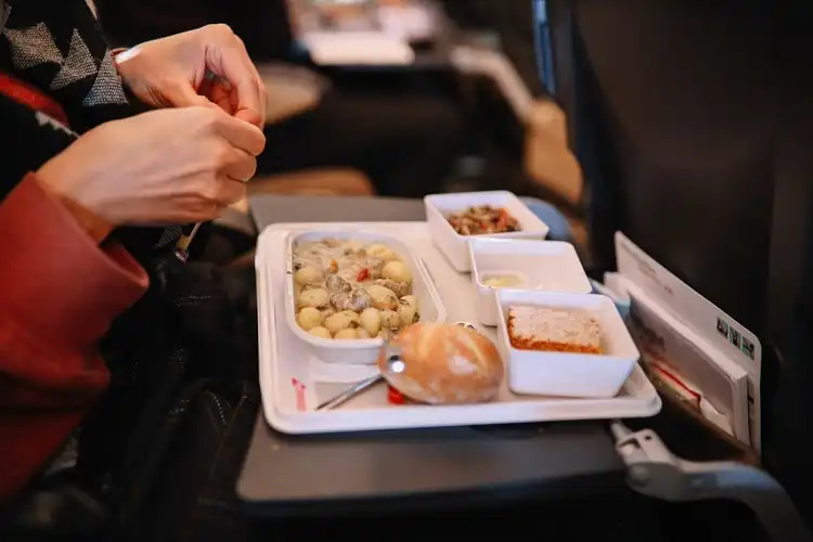 refeição servida durante um voo