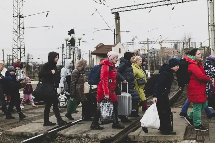 Após um ano da guerra na Ucrânia refugiados ainda deixam o país