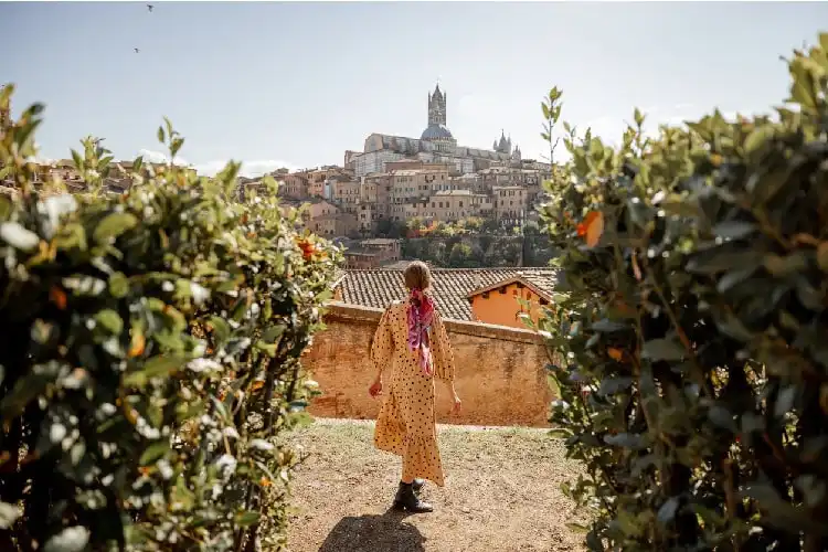 Jovem em Siena, na Itália, uma das melhores cidades da Itália para morar