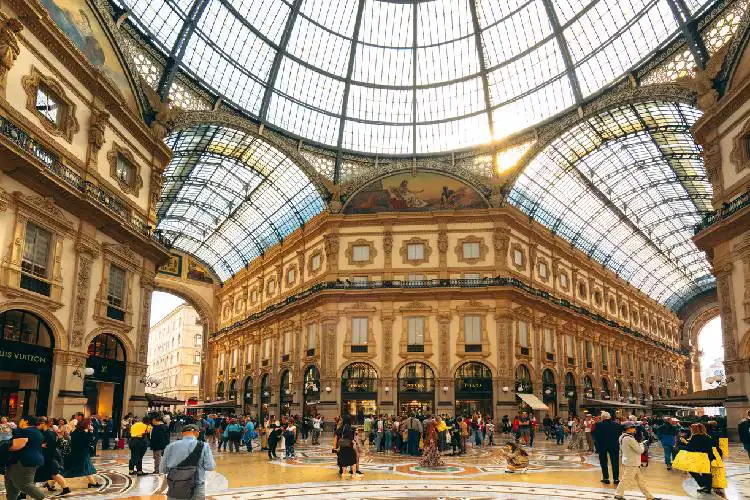 A Galleria Vittorio Emanuele II localiza-se na cidade de Milão