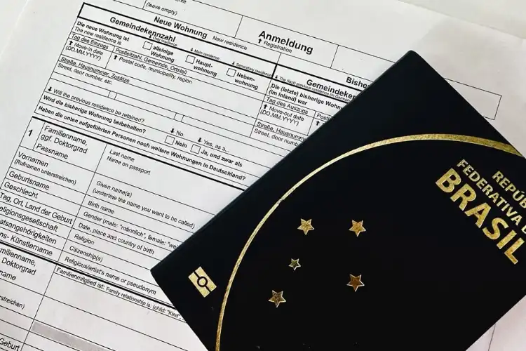 Amneldung, registro para trabalhar como freelancer na Alemanha, ao lado do passaporte