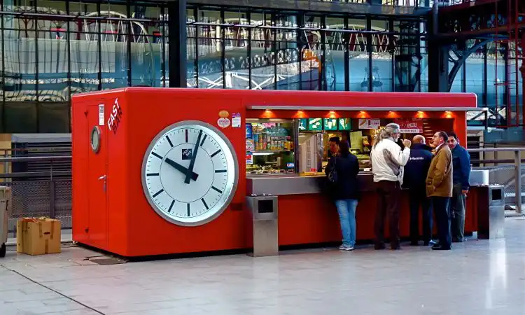 Relógio Stand estação Pio Madri