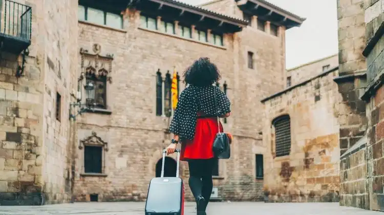 Mulher viajante busca alojamento turístico na Catalunha