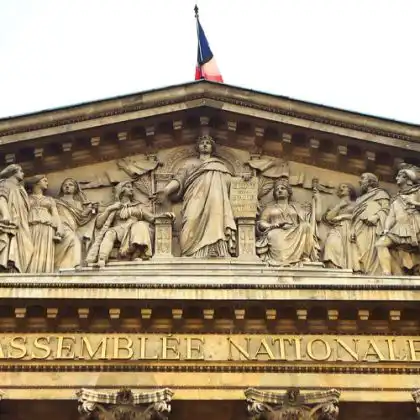Prédio público francês com bandeira nacional no telhado