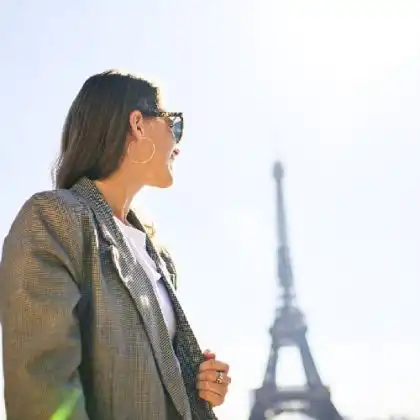 Mulher na Torre Eiffel, em Paris.
