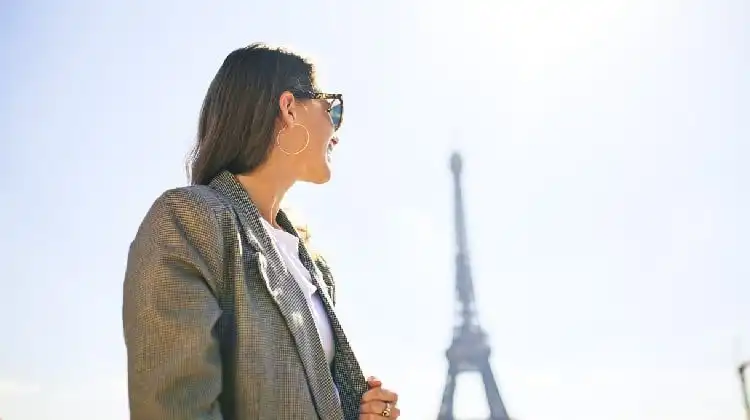 Mulher na Torre Eiffel, em Paris.