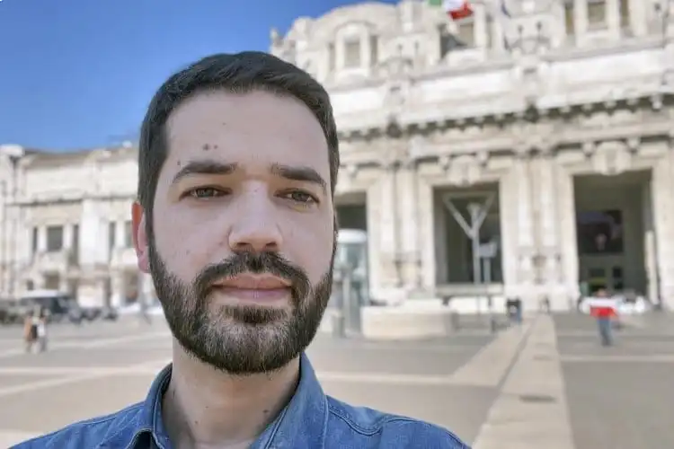 Selfie de homem em Milão, Itália