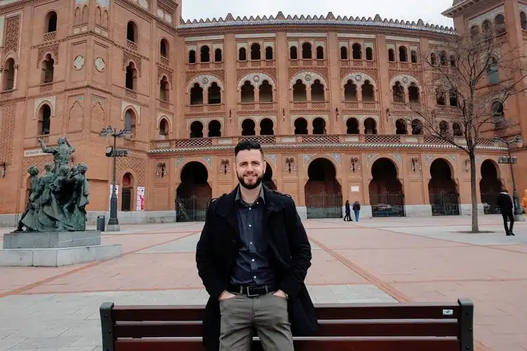 Rodrigo Oliveira, brasileiro vive em Madrid, com a Plaza de Toros no fundo