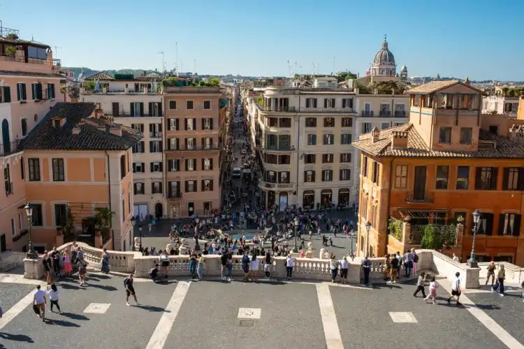 Pessoas em uma rua de Roma, Itália