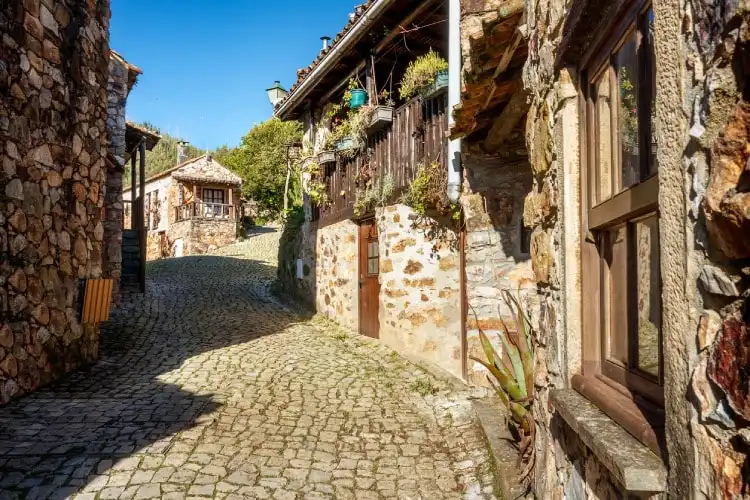 As aldeias fazem parte do roteiro de quem vai viajar de carro em Portugal