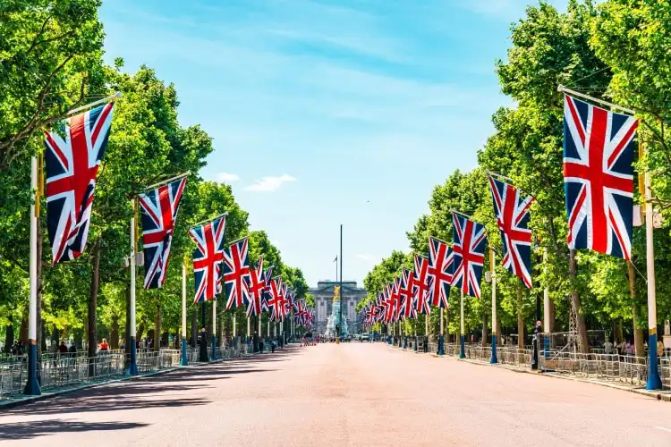 Rua de Londres com bandeira do Reino Unido