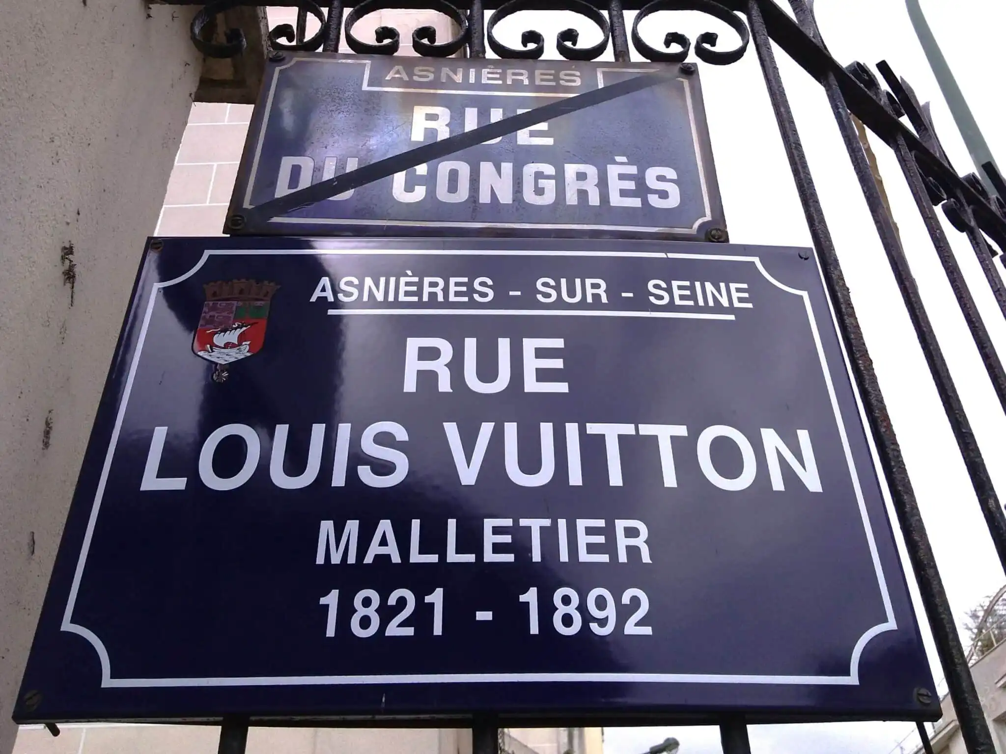 Placas de ruas parisienses.