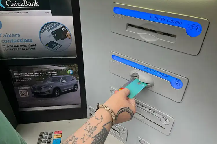 Sacando dinheiro usando cartão N26