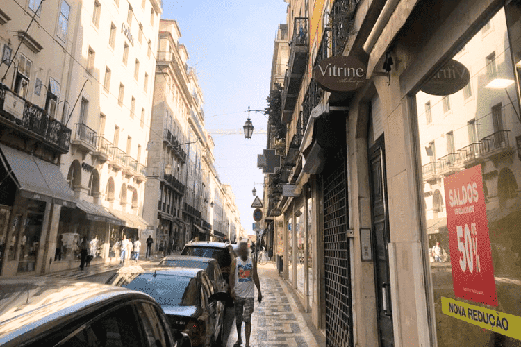 Aproveitar os saldos das lojas é uma ótima maneira de economizar.
