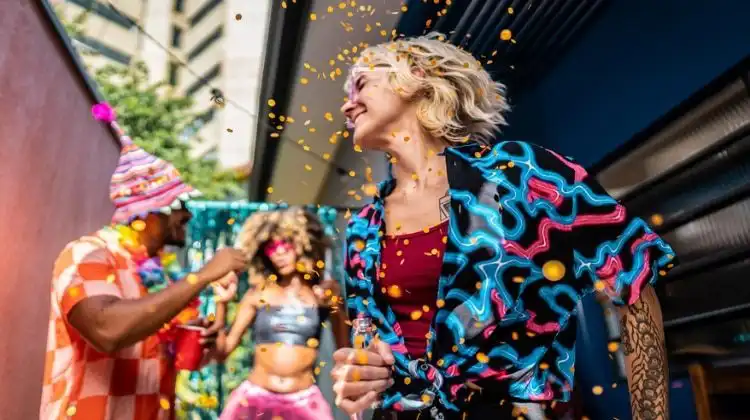 Imigrantes dançando carnaval com saudades do Brasil