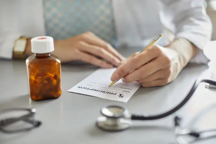 Médico prescrevendo remédios para paciente