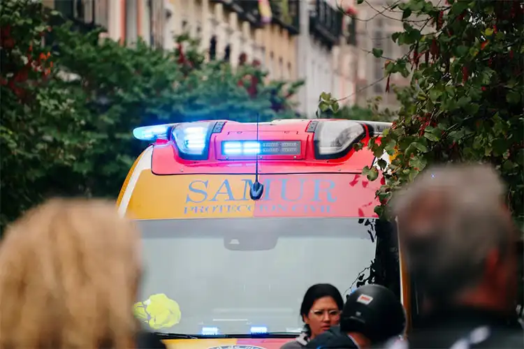 Ambulância de emergência na cidade de Madrid, Espanha