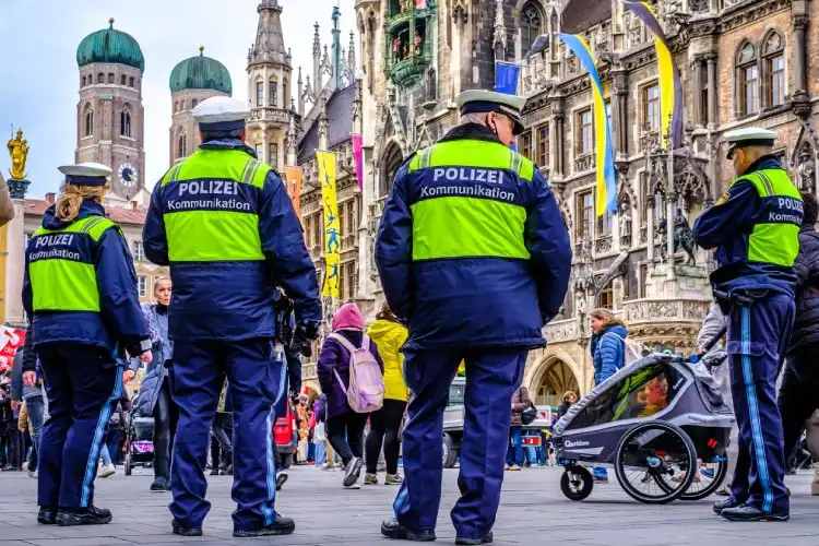 O policiamento das vias públicas aumenta a sensação de segurança na Alemanha.