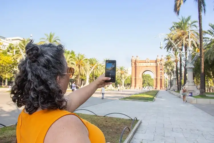 Mulher tirando foto no Arco do Triunfo de Barcelona