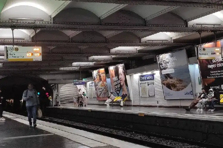Estação de metrô em Paris.