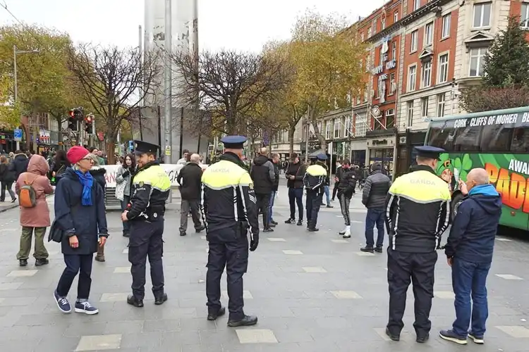 Policiais da Garda em Dublin.