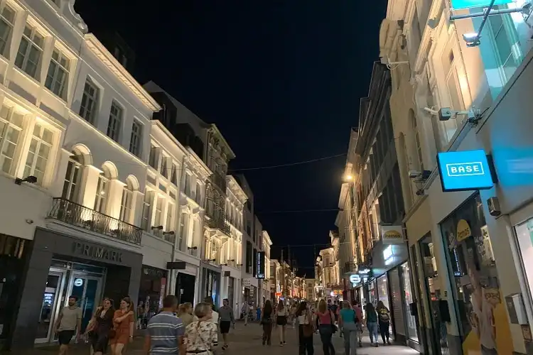 Foto do centro de uma cidade da Europa, de noite