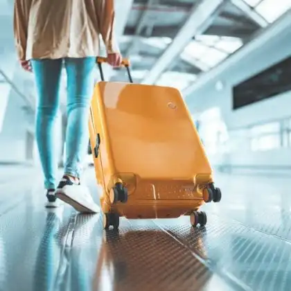 Mulher viajando com seguro bagagem