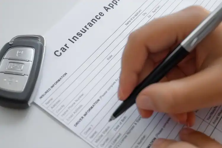 Consumidor assinando contrato de seguro obrigatório na Irlanda.