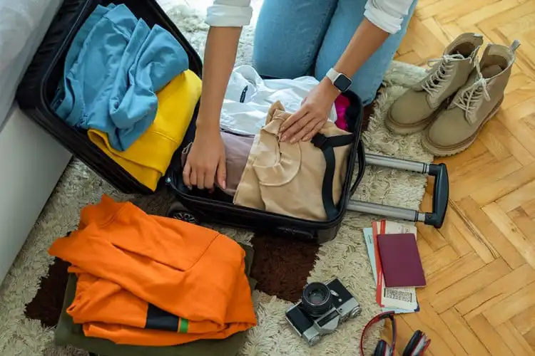 Mulher organizando uma mala de viagem